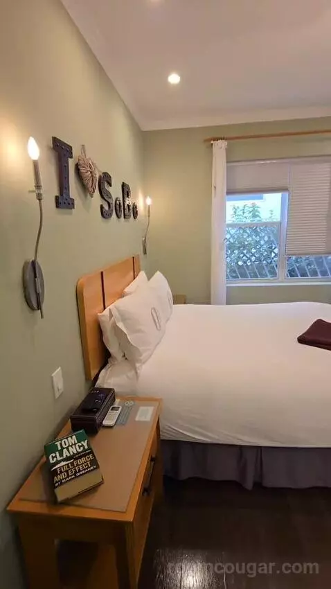 Superior King Room (#107) bed picture #2