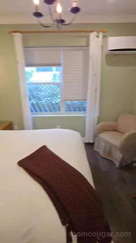 Superior King Room (#107) bed picture #7