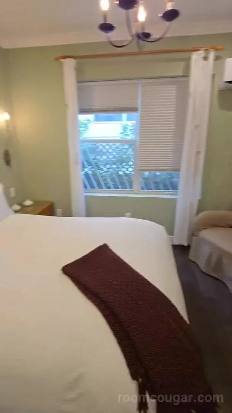 Superior King Room (#107) bed picture #8