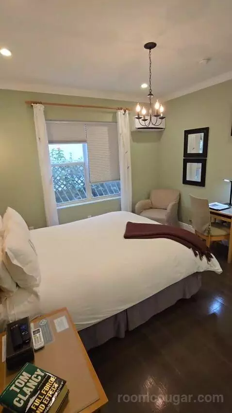 Superior King Room (#107) bed picture #9