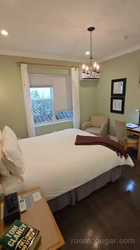 Superior King Room (#107) bed picture #10