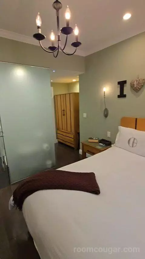 Superior King Room (#107) bed picture #5