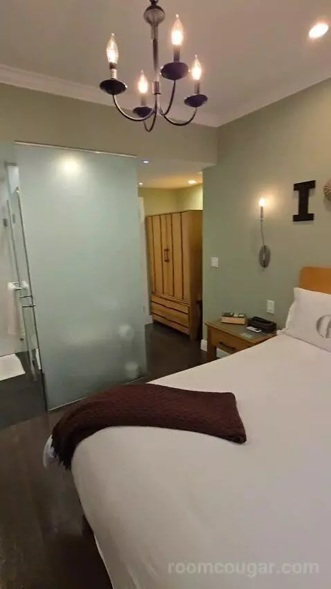 Superior King Room (#107) bed picture #6