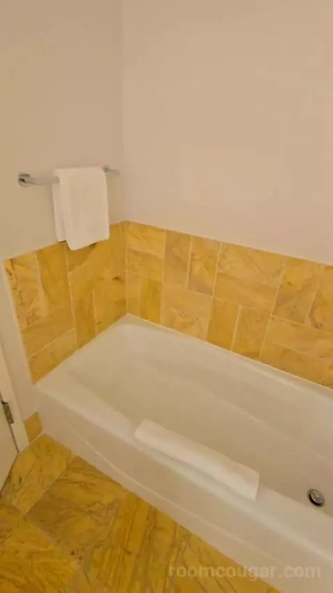 Bay View Queen (#1818) bathroom picture #2
