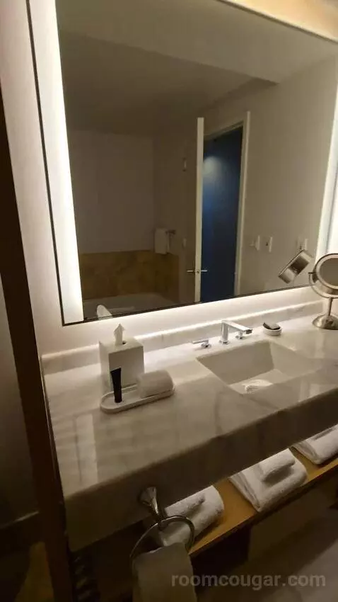 Bay View Queen (#1818) bathroom picture #9