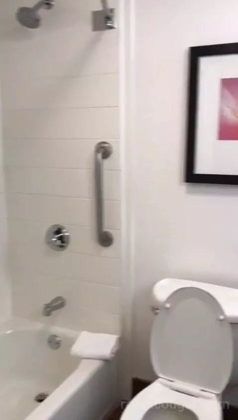 King Room (#201) bathroom picture #2