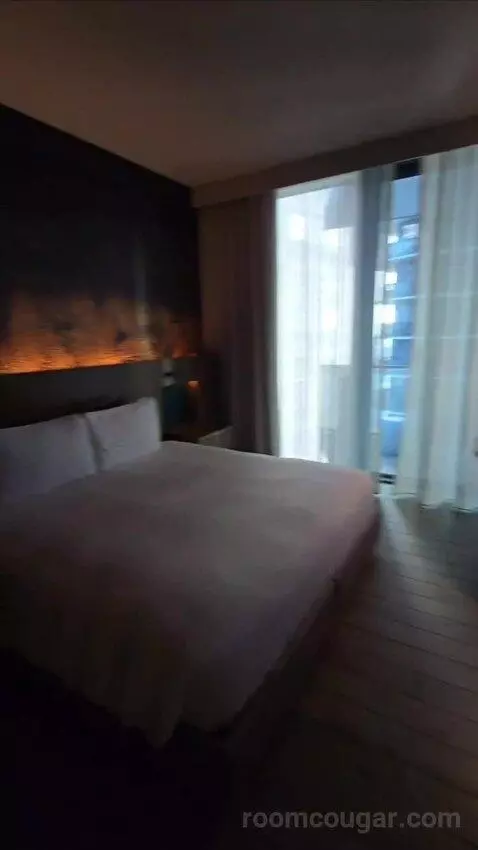 Urban King Room (#2413) bed picture #1