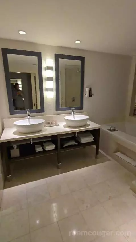 King Room with City View - High Floor (#2604) bathroom picture #1
