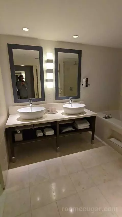 King Room with City View - High Floor (#2604) bathroom picture #2