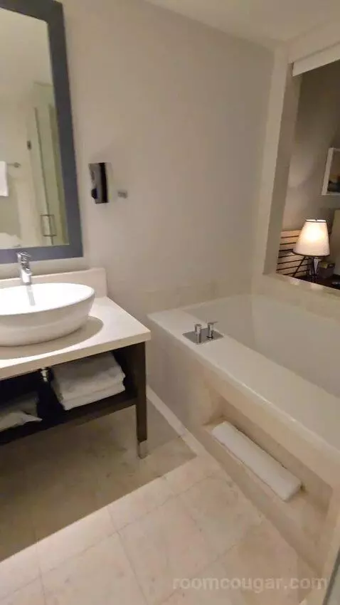 King Room with City View - High Floor (#2604) bathroom picture #9