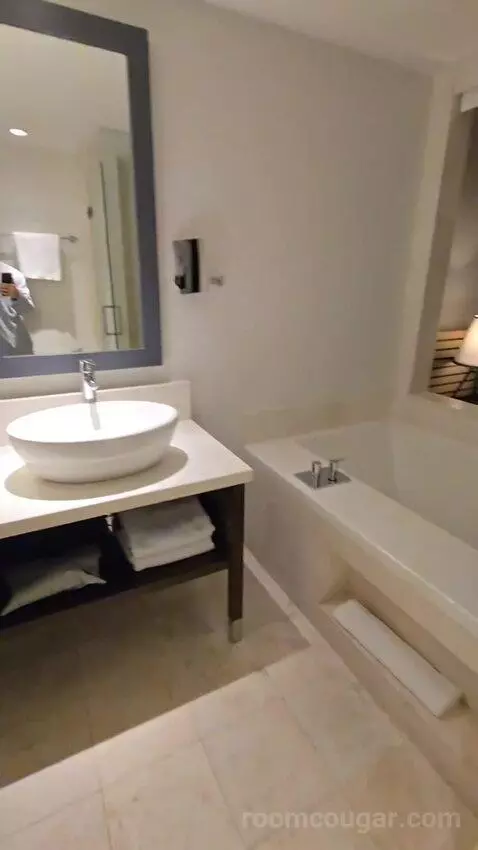 King Room with City View - High Floor (#2604) bathroom picture #10