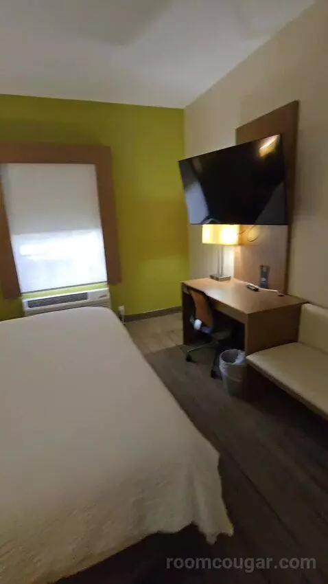 King Suite (#113) bed picture #6