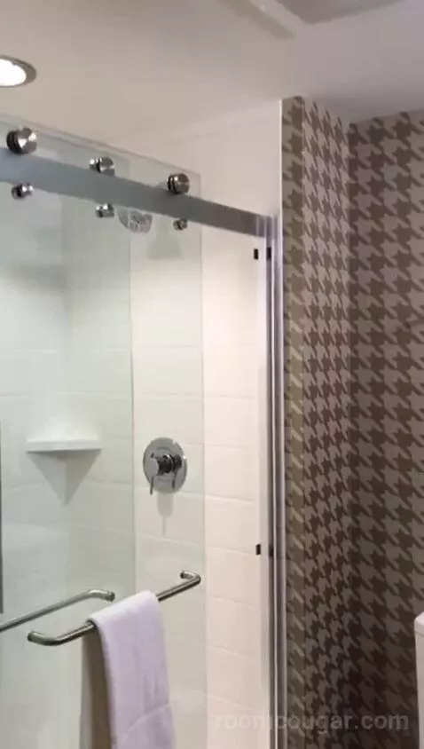Queen Studio with Two Queen Beds (#422) bathroom picture #4