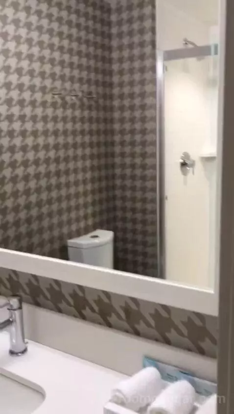 Queen Studio with Two Queen Beds (#422) bathroom picture #7