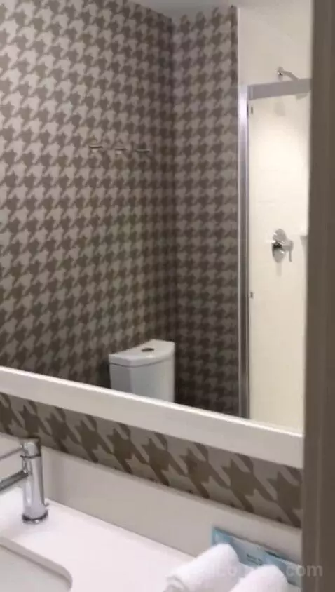 Queen Studio with Two Queen Beds (#422) bathroom picture #8