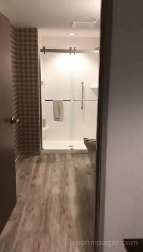 One Bedroom King Suite (#432) bathroom picture #1
