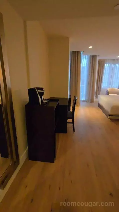 Premium City View King Accessible (#118) bed picture #2