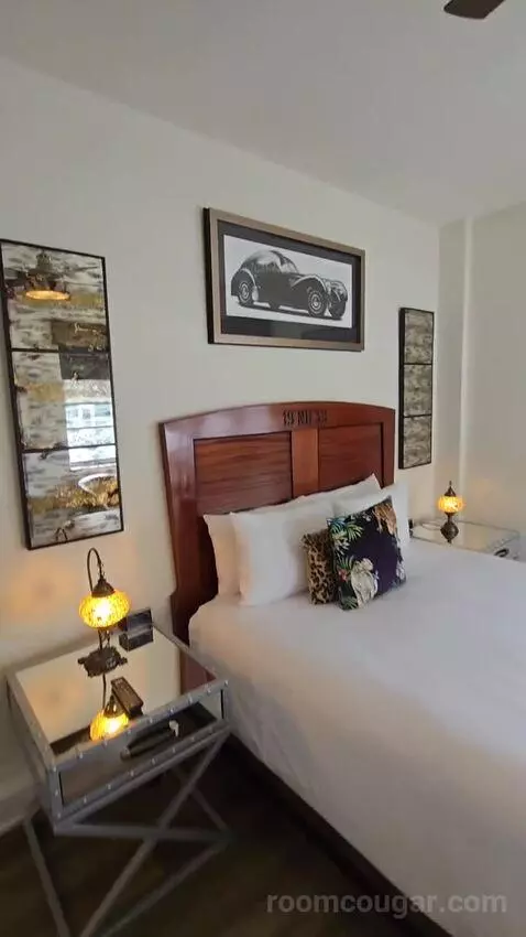 Queen Suite with Sea View (#1006) bed picture #3
