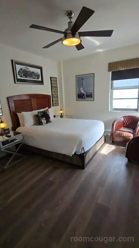 Queen Suite with Sea View (#1006) bed picture #9