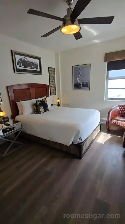 Queen Suite with Sea View (#1006) bed picture #11
