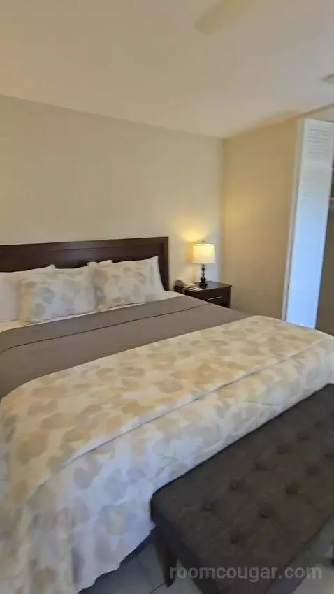 King Bed Room (#106) bed picture #7