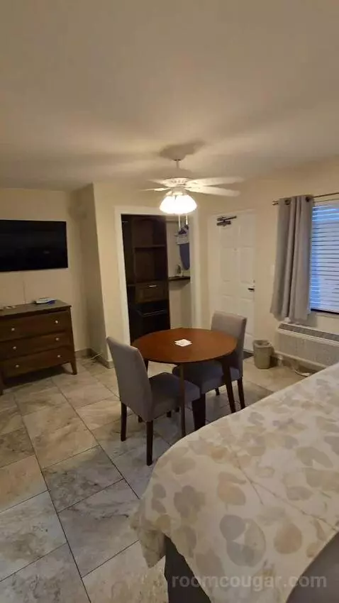 King Room with Kitchenette (#261) bed picture #9