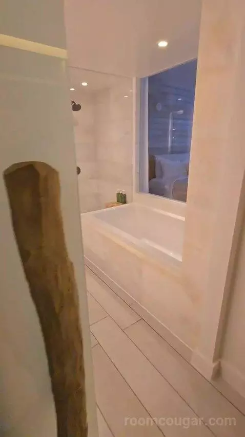 King Room with City View (#521) bathroom picture #1