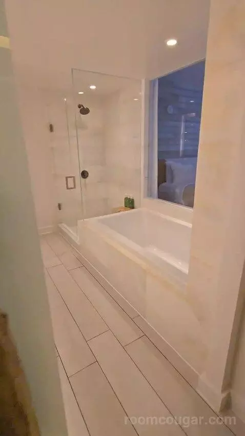 King Room with City View (#521) bathroom picture #2