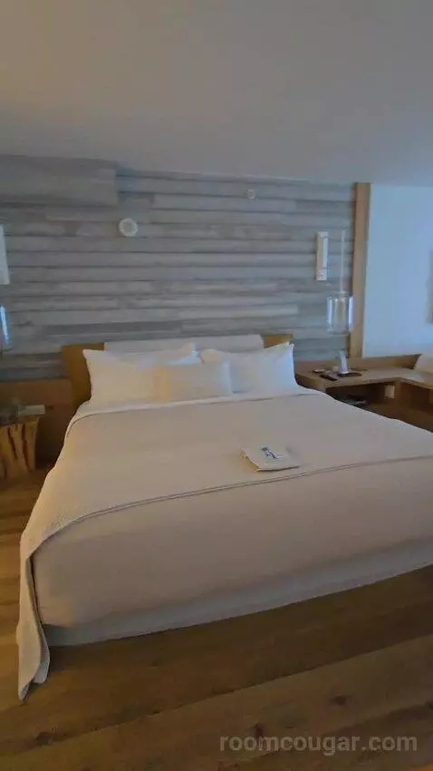 King Room with City View (#521) bed picture #1