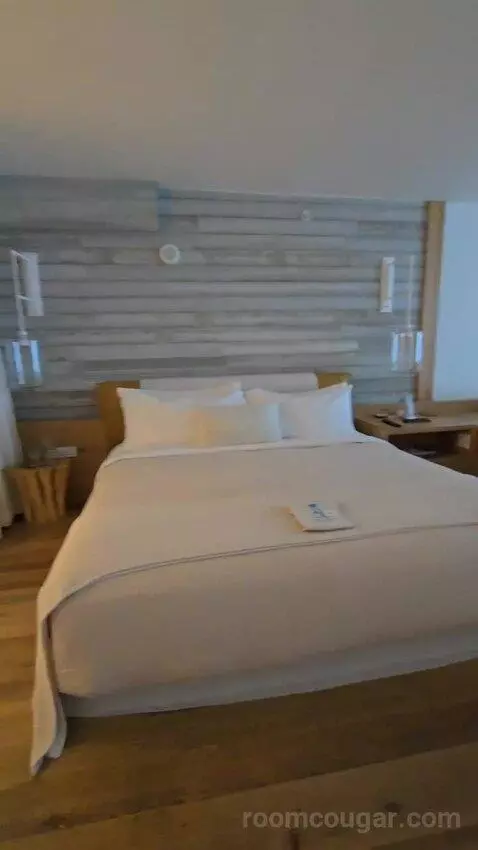 King Room with City View (#521) bed picture #3