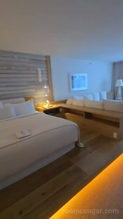 King Room with City View (#521) bed picture #8