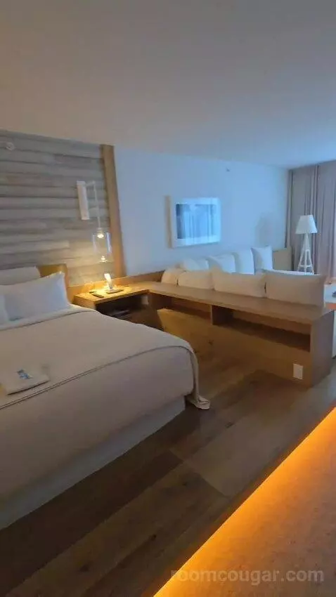 King Room with City View (#521) bed picture #9