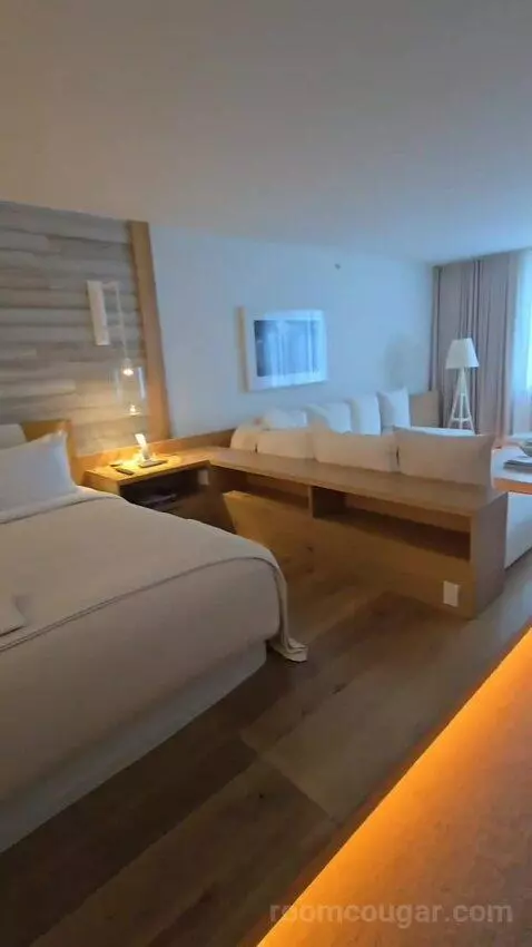 King Room with City View (#521) bed picture #10