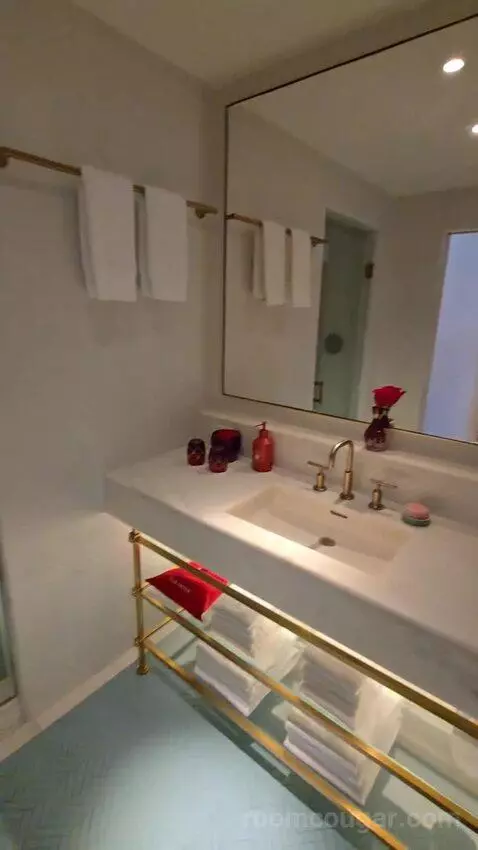 King Room with Bay View (#920) bathroom picture #7
