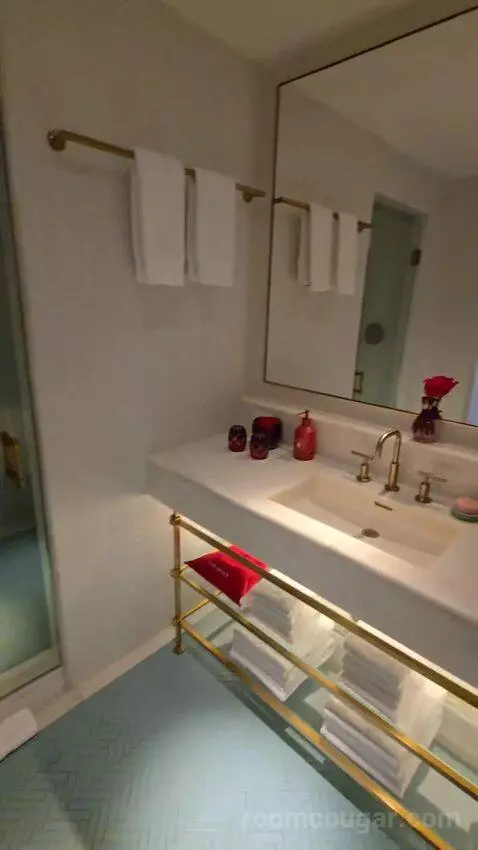 King Room with Bay View (#920) bathroom picture #9