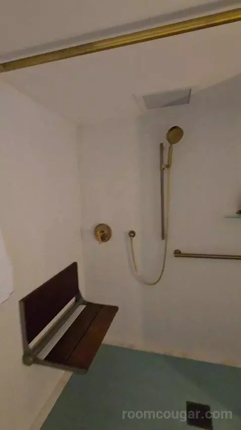 Premier Oceanfront Junior King Suite (#907) bathroom picture #6