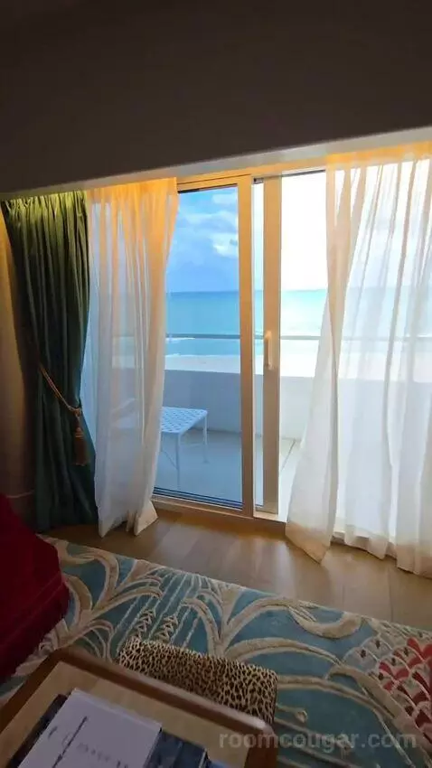 Premier Oceanfront Junior King Suite (#907) view picture #2