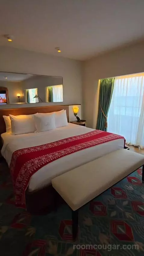 Premier Oceanfront Junior King Suite (#907) bed picture #1