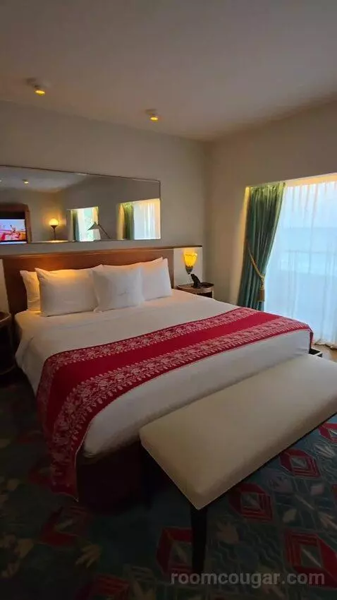 Premier Oceanfront Junior King Suite (#907) bed picture #2
