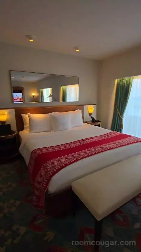 Premier Oceanfront Junior King Suite (#907) bed picture #3