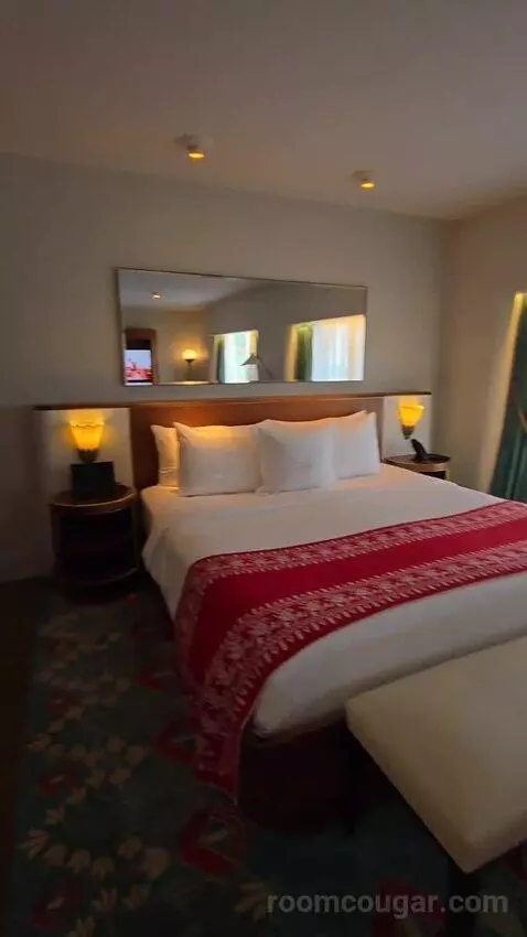 Premier Oceanfront Junior King Suite (#907) bed picture #4