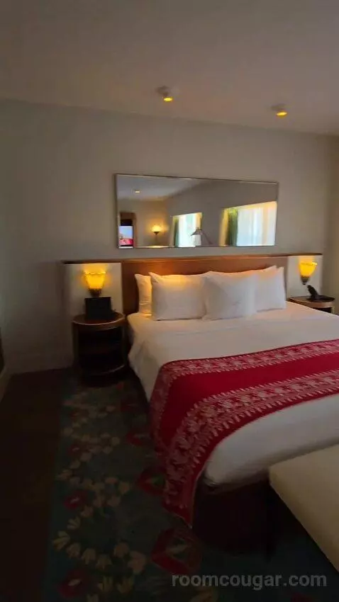 Premier Oceanfront Junior King Suite (#907) bed picture #5