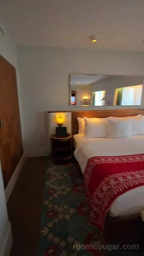 Premier Oceanfront Junior King Suite (#907) bed picture #6