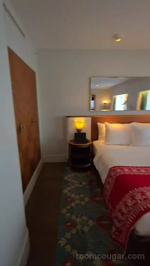 Premier Oceanfront Junior King Suite (#907) bed picture #7