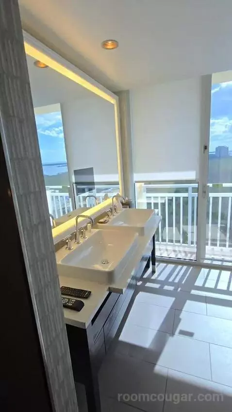 Presidential Suite (#1629) bathroom picture #1