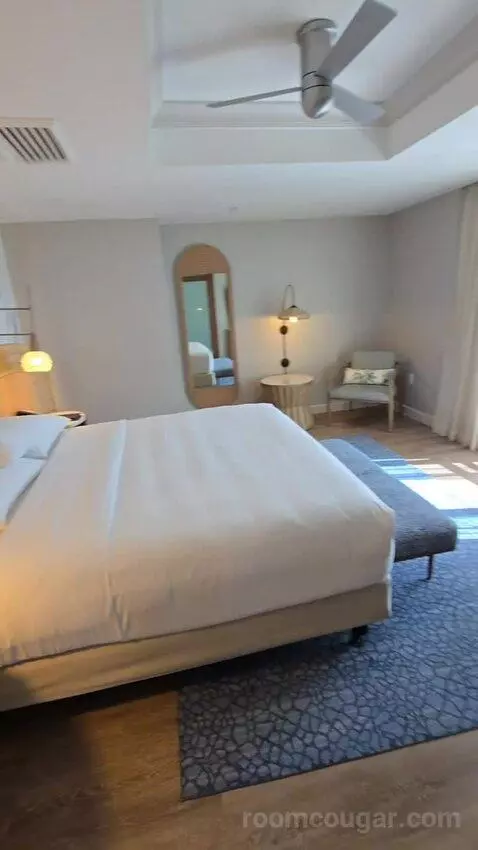 Presidential Suite (#1629) bed picture #2