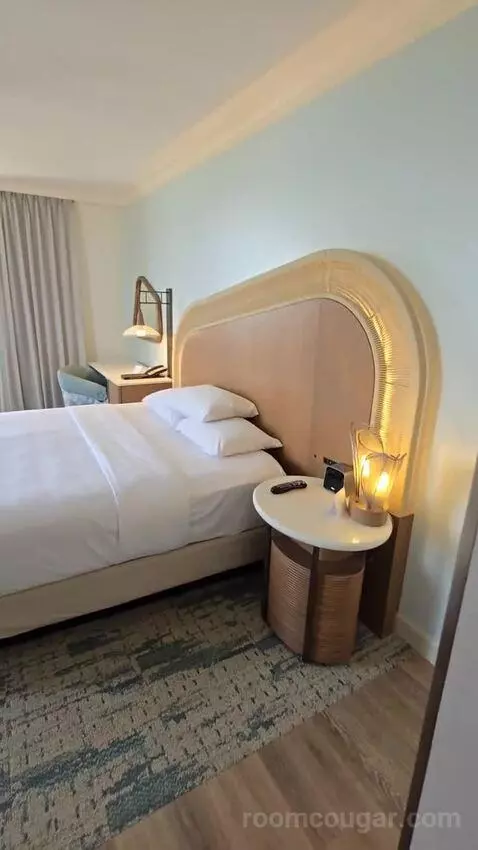 Corner King Room with View (#1502) bed picture #3