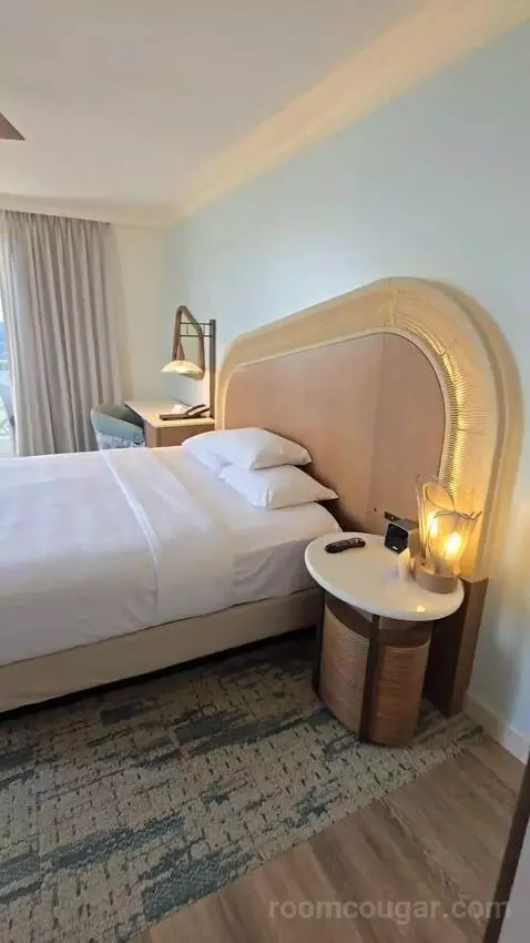 Corner King Room with View (#1502) bed picture #4