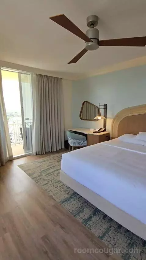 Corner King Room with View (#1502) bed picture #5