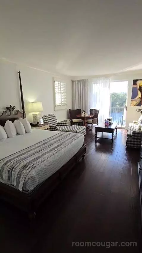 Deluxe King Room Lake View with Balcony (#302) bed picture #1